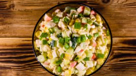 Салата с ориз и рулца от раци