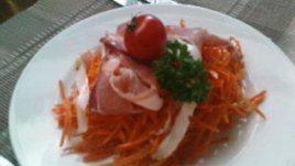 Салата от моркови с бекон