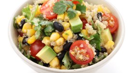 Салата с киноа, боб, царевица и авокадо