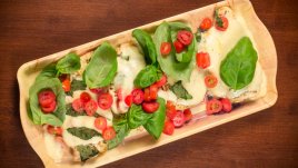 Пилешки гърди с моцарела и песто