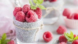 Десерт с чиа, кокосово мляко и плодове 