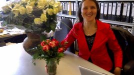 Незрящо наше момиче развежда германци в тъмното