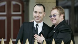 Елтън Джон отново стана баща