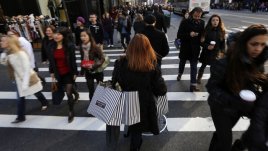 Защо подминаваме падналия на улицата човек?