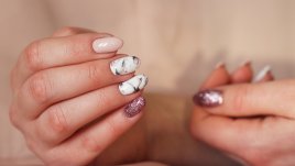 Красиви идеи за мраморен маникюр