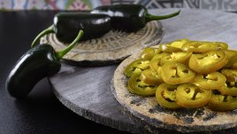 Разядка с мариновани чушки халапеньо