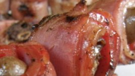 Пилешки сърчица в бекон на шиш