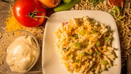 Салата с паста, кисели краставички и чедър