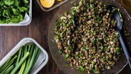 Салата с леща, магданоз и лук