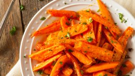 Гарнитура печени моркови с чесън