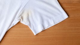 7 страхотни трика за премахване на жълти петна от дрехи