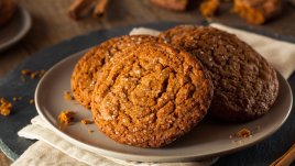 Коледни джинджифилови бисквити с кленов сироп