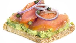 Тост с авокадо и пушена сьомга