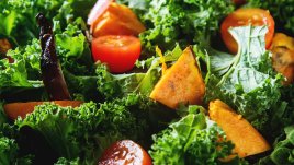 Салата със сладки картофи и кейл