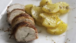 Пилешко с пресни картофи, увито в бекон