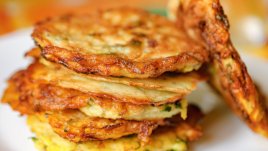 Кюфтета от тиквички с пармезан и пресен лук