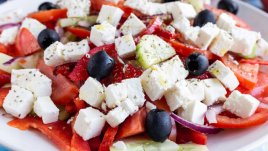 Салата с домати, краставици, фета и мед