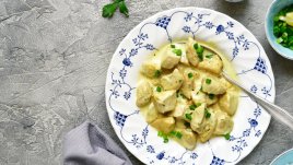 Пиле със синьо сирене