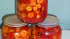 Червени пиперки с моркови и чесън