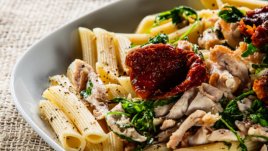 Паста с пилешко и песто 