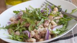 Средиземноморска салата с риба тон и боб