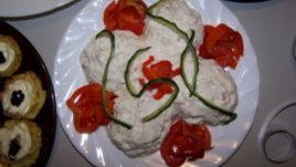 Салата от крема сирене и червени чушки