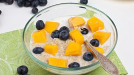 Вкусен десерт с киноа, прясно мляко, канела и плодове