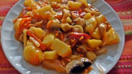 Картофи яхния със сладко-кисел сос