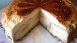 Торта с крем карамел и кроасани