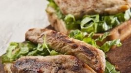 Сандвич с мариновано пилешко