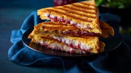 Тост с камембер и червени боровинки