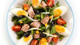 Микс зелена салата с риба тон и яйца