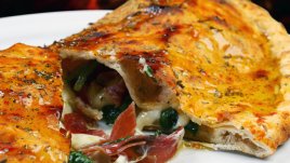 Пица калцоне с пиле и бекон