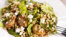 Салата с леща, гъби и синьо сирене