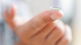 Козметични съвети за жени с контактни лещи