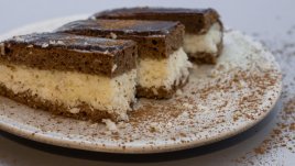 Кекс с два цвята, ром, стафиди и кокос 