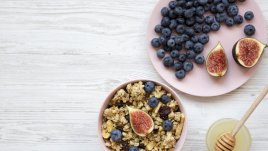 Диетична закуска с кафяв ориз, боровинки и смокини