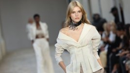 Ярки цветове и ефирни материи от Alberta Ferretti за пролет/лято 2025 (+Снимки)