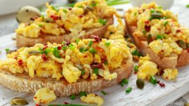 Бъркани яйца с чушка и козе сирене