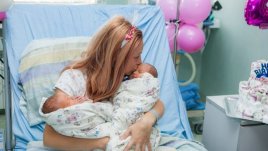 Лекари от „Майчин дом“ спасиха родилка и близнаците й