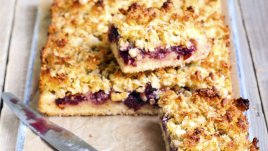 Вкусен сладкиш с бадемово брашно и сладко