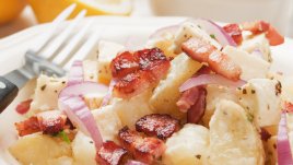Картофена салата с чоризо и фета сирене