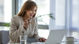 Защо не трябва да обядвате на бюрото си? 