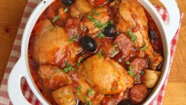 Яхния с пилешко, наденица и маслини 