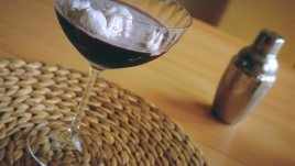 Коктейл с черна водка и сладолед – видео рецепта