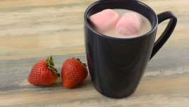 Горещ шоколад с ягоди и маршмелоу 