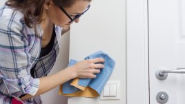 Как да почистите боядисаните стени от петна и замърсявания 