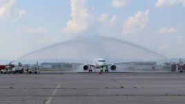 „България Еър“ посрещна първия си самолет Airbus A220-300 с воден салют