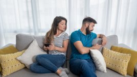 Признаци, че партньорът ви крие нещо от вас