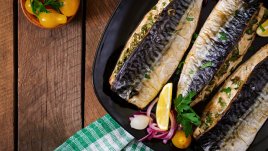 Печена риба с моркови и праз лук